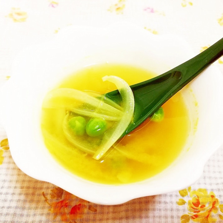 玉葱とグリーンピースのターメリックスープ